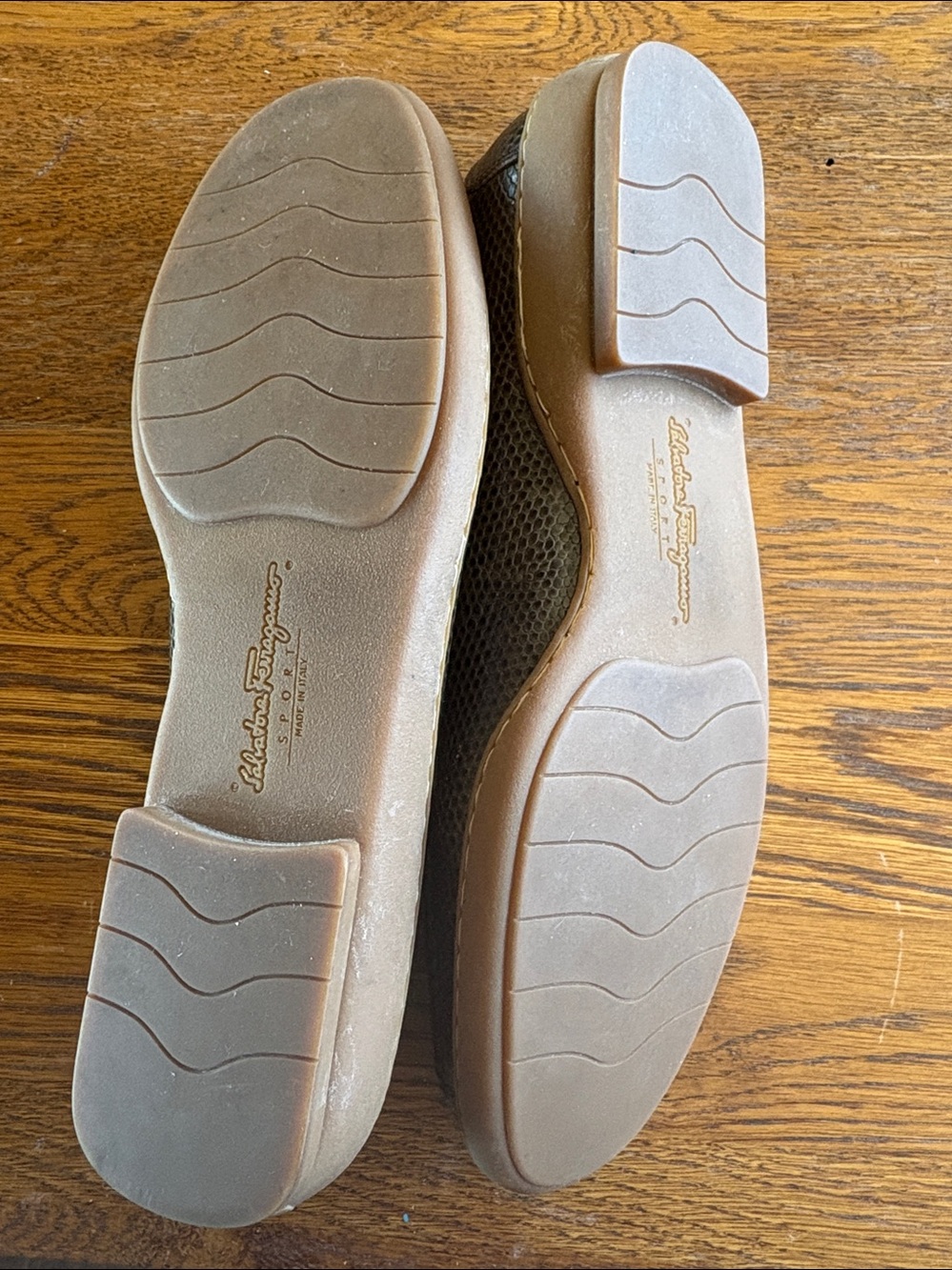 Ferragamo Women’s Olive Green Leather Loafers New without tags. - Picture 6 of 7